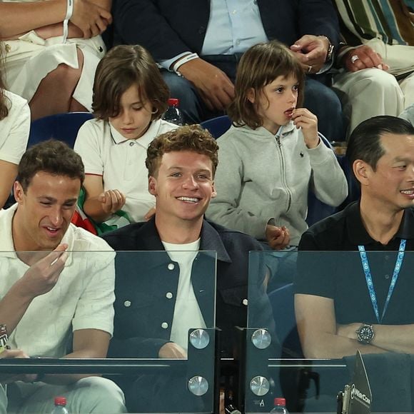Léon Marchand en tribunes lors de la finale homme "Jannik Sinner - Alexander Sverev (6/3 - 7/6 - 6/3)" du tournoi de tennis d'Open 2025 de Melbourne en Australie, le 25 janvier 2025.
© Nicolas Luttiau/Bestimage