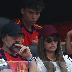 Le couple a assisté à la victoire de la Roja aux côtés de Penélope Cruz et Javier Bardem, venus soutenir leur équipe nationale.
11 juillet 2026. Brad Pitt, accompagné de sa compagne Ines de Ramon, assiste au quart de finale de la Coupe du Monde de la FIFA opposant l'Espagne à la Belgique au stade de Los Angeles, aux États-Unis.
L'actrice Penélope Cruz et son mari, l'acteur Javier Bardem, assistent au quart de finale de la Coupe du Monde de la FIFA opposant l'Espagne à la Belgique au stade de Los Angeles, aux États-Unis. GOFF / BESTIMAGE