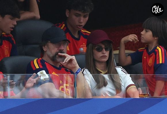 Le couple a assisté à la victoire de la Roja aux côtés de Penélope Cruz et Javier Bardem, venus soutenir leur équipe nationale. 

11 juillet 2026. Brad Pitt, accompagné de sa compagne Ines de Ramon, assiste au quart de finale de la Coupe du Monde de la FIFA opposant l'Espagne à la Belgique au stade de Los Angeles, aux États-Unis.
L'actrice Penélope Cruz et son mari, l'acteur Javier Bardem, assistent au quart de finale de la Coupe du Monde de la FIFA opposant l'Espagne à la Belgique au stade de Los Angeles, aux États-Unis. GOFF  / BESTIMAGE