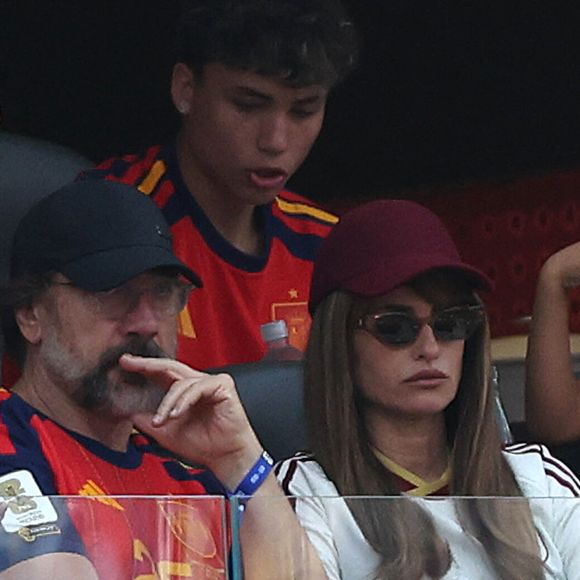Le couple a assisté à la victoire de la Roja aux côtés de Penélope Cruz et Javier Bardem, venus soutenir leur équipe nationale. 

11 juillet 2026. Brad Pitt, accompagné de sa compagne Ines de Ramon, assiste au quart de finale de la Coupe du Monde de la FIFA opposant l'Espagne à la Belgique au stade de Los Angeles, aux États-Unis.
L'actrice Penélope Cruz et son mari, l'acteur Javier Bardem, assistent au quart de finale de la Coupe du Monde de la FIFA opposant l'Espagne à la Belgique au stade de Los Angeles, aux États-Unis. GOFF  / BESTIMAGE