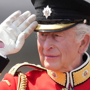 On apprend aussi qu'il a prévu de rester vivre à Clarence House : en effet, le palais de Buckingham n'est pas adapté à sa santé, lui aurait conseillé son médecin. 

Le roi Charles III d'Angleterre - Les membres de la famille royale britannique au balcon de Buckingham Palace lors de la cérémonie Trooping the Colour à Londres, le 14 juin 2025. © Jams Whatling / Bestimage