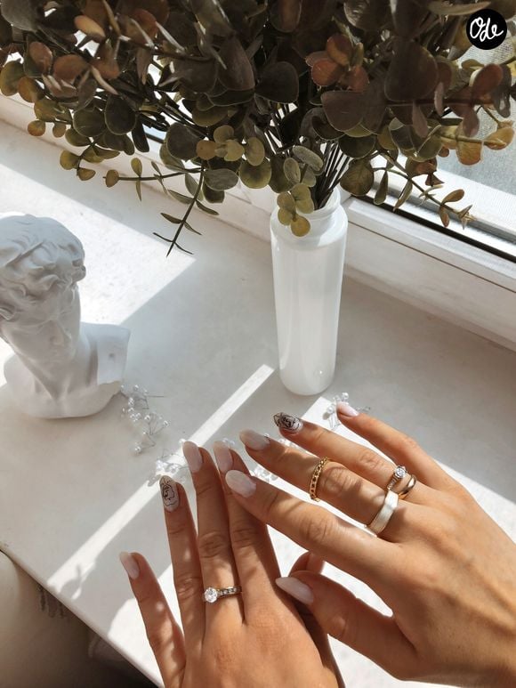 Facile à porter au quotidien, elle sert aussi de base parfaite pour ajouter une touche de nail art personnalisée pour celles qui ne sauraient pas s'en passer !