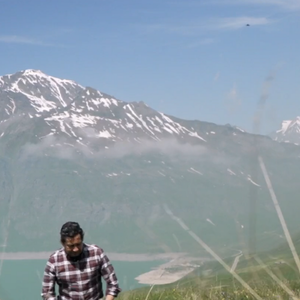 Depuis son enfance, son grand-père l'a initié aux joies de la montagne.

Laurent Gerra présente ses coins préférés de Savoie dans l'émission Chroniques d'en haut de France TV le 12 novembre 2025. Capture d'écran/France TV