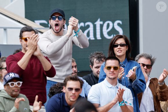 François Civil et sa compagne Adèle Exarchopoulos en tribunes lors de la finale messieurs des Internationaux de France de Tennis de Roland Garros 2025 (jour 15), à Paris, France, le 8 juin 2025. © Cyril Moreau/Bestimage