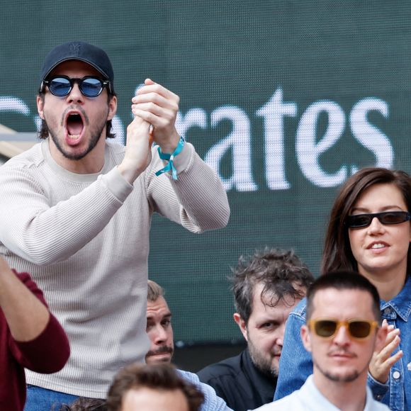 François Civil et sa compagne Adèle Exarchopoulos en tribunes lors de la finale messieurs des Internationaux de France de Tennis de Roland Garros 2025 (jour 15), à Paris, France, le 8 juin 2025. © Cyril Moreau/Bestimage