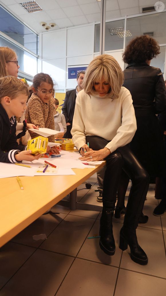 Le sélectionneur de l'équipe de France de football Didier Deschamps et Brigitte Macron se tiennent devant le bureau de poste principal de Bordeaux, dans le sud-ouest de la France, le 8 janvier 2025.  © Fabien Cottereau - Patrick Bernard/Bestimage