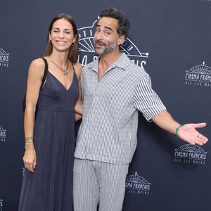 Florent Peyre et sa compagne Virginie Stref au photocall du Festival du Cinéma Francais et de la gastronomie d'Aix-Les-Bains, France, le 7 juin 2025. © Denis Guignebourg/Bestimage