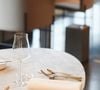 En Belgique, La Table de Maxime, restaurant doublement étoilé de Maxime Collard et Aurore à Our, fermera au plus tard fin mars 2027 après près de 18 ans d’activité.

Le restaurant doublement étoilé "La Table de Maxime" ferme ses portes.