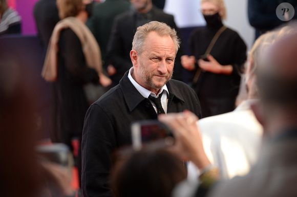L'acteur s'est déjà exprimé sur ce choix qui peut en surprendre plus d'un.

Benoît Poelvoorde à la première de "Comment je suis devenu un super-héros" lors de la clôture du 46ème Festival du Cinéma Américain de Deauville, le 12 septembre 2020.
Rachid Bellak/Bestimage