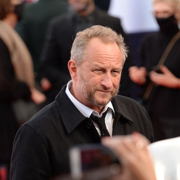 L'acteur s'est déjà exprimé sur ce choix qui peut en surprendre plus d'un.

Benoît Poelvoorde à la première de "Comment je suis devenu un super-héros" lors de la clôture du 46ème Festival du Cinéma Américain de Deauville, le 12 septembre 2020.
Rachid Bellak/Bestimage