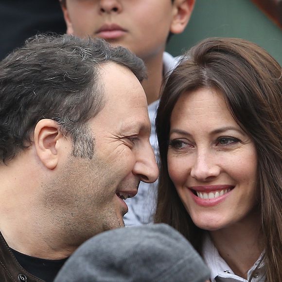 Arthur (Jacques Essebag) et sa compagne Mareva Galanter dans les tribunes de la finale homme des internationaux de France de Roland Garros à Paris le 5 juin 2016. © Moreau-Jacovides / Bestimage