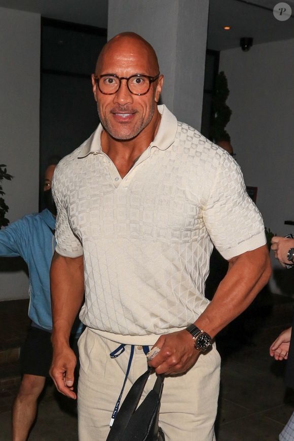 Dwayne "The Rock" Johnson, qui prend le temps de signer des autographes pour ses fans, et sa femme Lauren Hashian sortent d'un dîner Catch Steak à West Hollywood. 
Backgrid USA / Bestimage