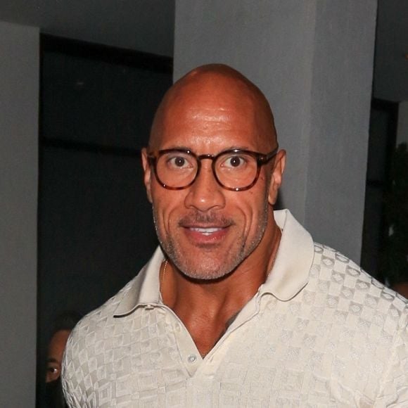 Dwayne "The Rock" Johnson, qui prend le temps de signer des autographes pour ses fans, et sa femme Lauren Hashian sortent d'un dîner Catch Steak à West Hollywood. 
Backgrid USA / Bestimage