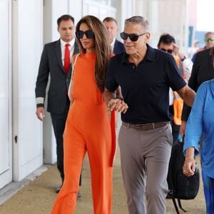 George Clooney et sa femme Amal ont été aperçus quittant l'aéroport Marco Polo de Venise après avoir assisté à la 81e Mostra de Venise au Lido de Venise.