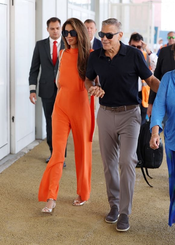 George Clooney et sa femme Amal ont été aperçus quittant l'aéroport Marco Polo de Venise après avoir assisté à la 81e Mostra de Venise au Lido de Venise.