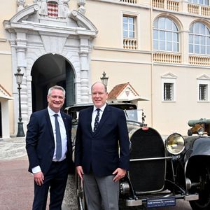 Le prince Albert II de Monaco sur la place du palais devant une Bugatti de 100 ans de la collection Schlumpf Mulhouse - 15ème Grand Prix de Monaco Historique en présence de Christophe Piochon, Président de Bugatti Automobiles.

© Bruno Bebert / Bestimage