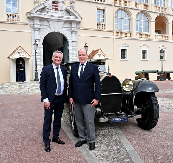 Le prince Albert II de Monaco sur la place du palais devant une Bugatti de 100 ans de la collection Schlumpf Mulhouse - 15ème Grand Prix de Monaco Historique en présence de Christophe Piochon, Président de Bugatti Automobiles.

© Bruno Bebert / Bestimage