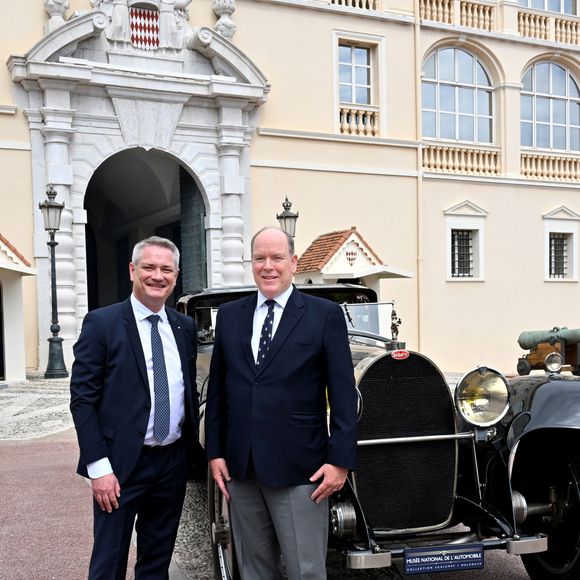 Le prince Albert II de Monaco sur la place du palais devant une Bugatti de 100 ans de la collection Schlumpf Mulhouse - 15ème Grand Prix de Monaco Historique en présence de Christophe Piochon, Président de Bugatti Automobiles.

© Bruno Bebert / Bestimage