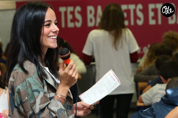 La chanteuse Alizée a donné de la voix pour se faire entendre des 109 élèves de 5ème qui participaient à la dictée ELA.  © Olivier Sanchez/Crystal Pictures/Bestimage