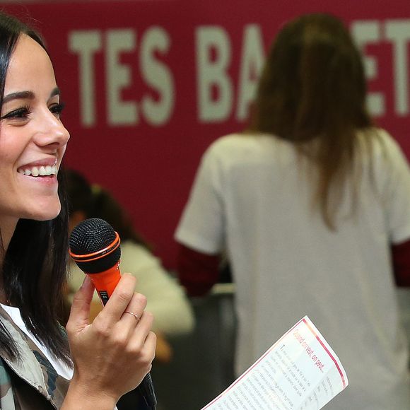 La chanteuse Alizée a donné de la voix pour se faire entendre des 109 élèves de 5ème qui participaient à la dictée ELA.  © Olivier Sanchez/Crystal Pictures/Bestimage