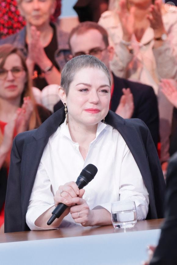 Exclusif -  Emilie Dequenne sur le plateau de l'émisson "C à vous" lors du 77ème Festival International du Film de Cannes le 15 mai 2024.
L’année dernière, en octobre, Émilie Dequenne a annoncé sur son compte Instagram être atteinte d’un « cancer rare ».
© Jack Tribeca / Bestimage