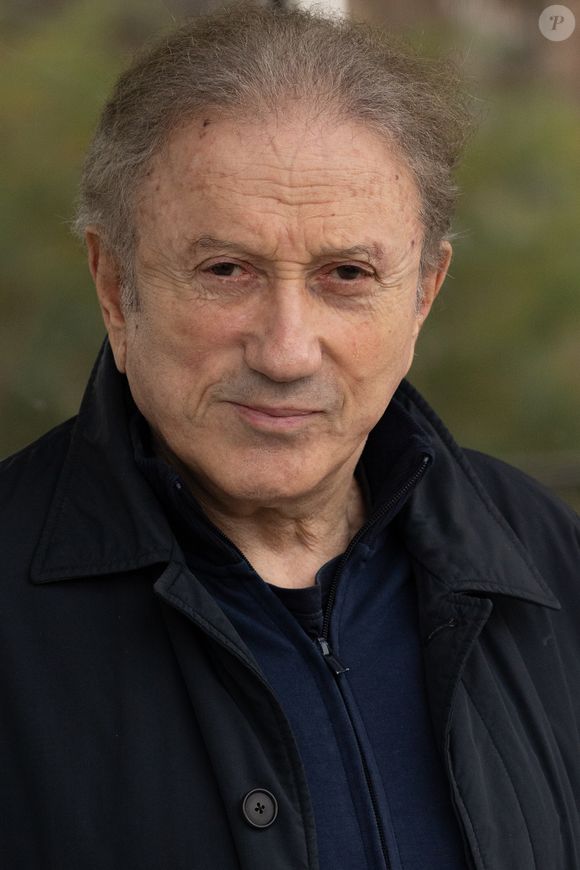 Exclusif - Michel Drucker - Les célébrités arrivent à l'enregistrement de l'émission "Vivement Dimanche" aux studios Rive Gauche à Paris, diffusée le 21 décembre 2025 sur France 3.
© Julien Sarkissian / Bestimage
