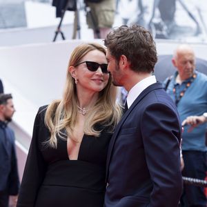 S’il y a bien un couple qui fait sensation pour cette 79e édition, 

Virginie Efira et Niels Schneider - Montée des marches du film " L'inconnue" lors du 79ème Festival International du Film de Cannes, le 18 mai 2026. © Olivier Borde / Bestimage