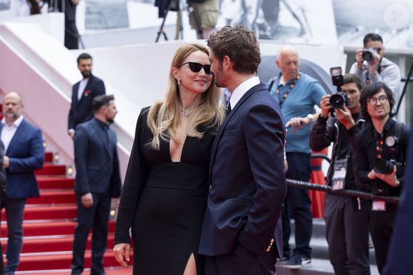 S’il y a bien un couple qui fait sensation pour cette 79e édition, 

Virginie Efira et Niels Schneider - Montée des marches du film " L'inconnue" lors du 79ème Festival International du Film de Cannes, le 18 mai 2026. © Olivier Borde / Bestimage