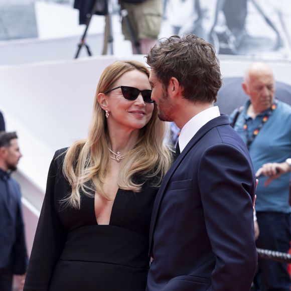 S’il y a bien un couple qui fait sensation pour cette 79e édition, 

Virginie Efira et Niels Schneider - Montée des marches du film " L'inconnue" lors du 79ème Festival International du Film de Cannes, le 18 mai 2026. © Olivier Borde / Bestimage