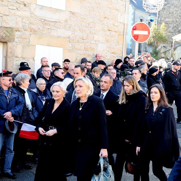 Marine Le Pen, sa soeur Marie-Caroline, Mathilde Chauffroy (fille de Marine Le Pen) et son mari Matthieu Parent, Nolwenn Olivier (fille de Marie-Caroline) - Arrivées des membres de la famille Le Pen aux obsèques de Jean-Marie Le Pen en l'église Saint-Joseph à la Trinité-sur-Mer  le 11 juillet 2025. © Dominique Jacovides / Guillaume Collet / Bestimage