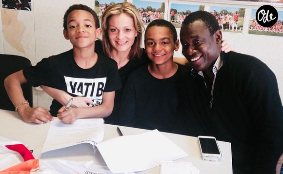 Une apparition remarquée pour le jeune sportif, particulièrement soutenu par sa famille tout au long de son parcours.

Exclusif - Audrey Crespo-Mara, son mari Aliou Mara, leurs fils Sékou (2002) et Lamine (2005) le 26 avril 2015 à Bordeaux.
Agence / Bestimage