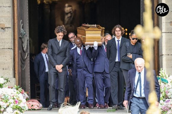 Le cercueil de Nicolas Altamyer, le compagnon de Mathilde Favier, à la sortie de l'Eglise, précédé de son fils, Felix Altmayer - Sortie des obsèques de Mathilde Favier en l'église Saint-Sulpice à Paris le 31 aout 2026. © Dominique Jacovides-Cyril Moreau/Bestimage