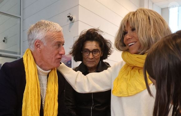 Le sélectionneur de l'équipe de France de football Didier Deschamps et Brigitte Macron se tiennent devant le bureau de poste principal de Bordeaux, dans le sud-ouest de la France, le 8 janvier 2025, alors qu'ils lancent l'édition 2025 du fonds de charité appelé "Opérations pièces jaunes", dont la fondation vise à améliorer les conditions des enfants hospitalisés. Le sélectionneur de l'équipe de France, vainqueur de la Coupe du monde 2018, Didier Deschamps, a annoncé le 8 janvier 2025 qu'il quitterait son poste après la phase finale de 2026. © Fabien Cottereau - Patrick Bernard/Bestimage