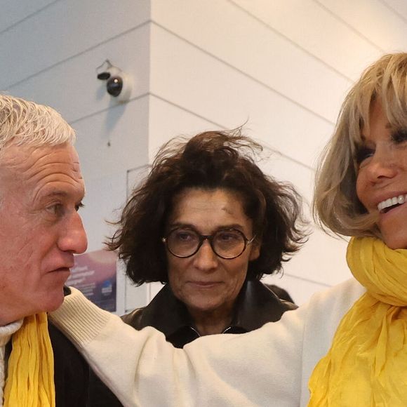 Le sélectionneur de l'équipe de France de football Didier Deschamps et Brigitte Macron se tiennent devant le bureau de poste principal de Bordeaux, dans le sud-ouest de la France, le 8 janvier 2025, alors qu'ils lancent l'édition 2025 du fonds de charité appelé "Opérations pièces jaunes", dont la fondation vise à améliorer les conditions des enfants hospitalisés. Le sélectionneur de l'équipe de France, vainqueur de la Coupe du monde 2018, Didier Deschamps, a annoncé le 8 janvier 2025 qu'il quitterait son poste après la phase finale de 2026. © Fabien Cottereau - Patrick Bernard/Bestimage