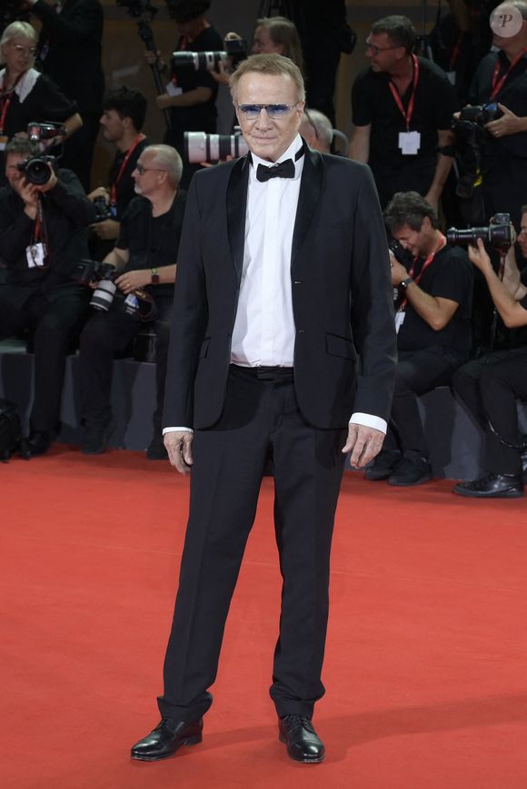 En larmes, le comédien a révélé la culpabilité et la douleur d'avoir dû cacher l'existence de ce frère pendant sa jeunesse, en suivant l'exemple de leur père.

Christophe Lambert sur le tapis rouge du 81e Festival du Film de Venise, le 1er septembre 2024. (Credit Image: © Mario Cartelli/SOPA Images via ZUMA Press Wire)