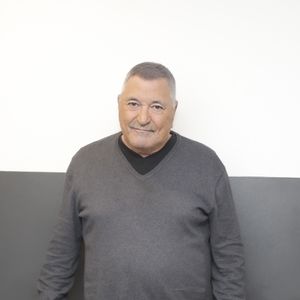 Exclusif - Jean-Marie Bigard pose en marge de sa venue sur le plateau de l’enregistrement de l’émission « Face à Hanouna » présentée par P.De La Tour Du Pin et diffusée sur C8 le 17 novembre 2024, à Paris, France, le 14 novembre 2024. © Jack Tribeca/Bestimage