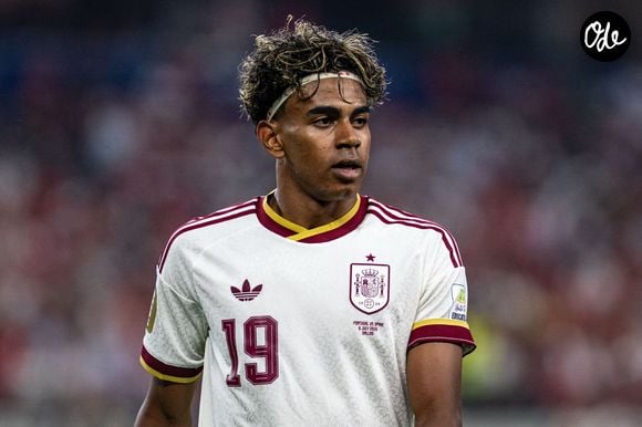 La villa comprend deux piscines, un court de tennis, une salle de sport, un studio d'enregistrement et de vastes jardins.

Lamine Yamal, de l'équipe d'Espagne, lors du huitième de finale de la Coupe du monde de la FIFA 2026 entre le Portugal et l'Espagne, disputé au Dallas Stadium, le 6 juillet 2026 à Dallas, au Texas (États-Unis).