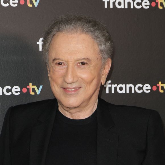 Michel Drucker au photocall de la conférence de presse de rentrée de France Télévisions à Paris, France, le 4 septembre 2024. © Coadic Guirec/Bestimage