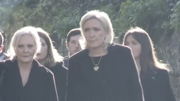 Marine Le Pen, le visage marqué et entourée de ses enfants et de sa soeur Marie-Caroline lors de l'arrivée à l'église