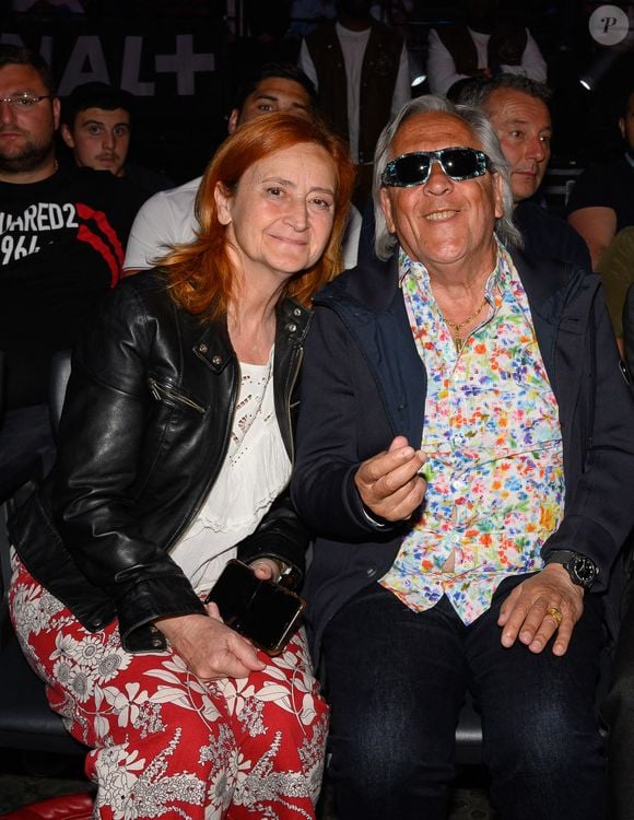 Gilbert Montagne et son épouse Nikole et Jean-Philippe Lustyc assistent au match de boxe international poids lourds entre le Français Tony Yoka et l'Anglais Martin Bakole à l'AccorHotels Arena le 14 mai 2022 à Paris, France. Photo par Laurent Zabulon/ABACAPRESS.COM