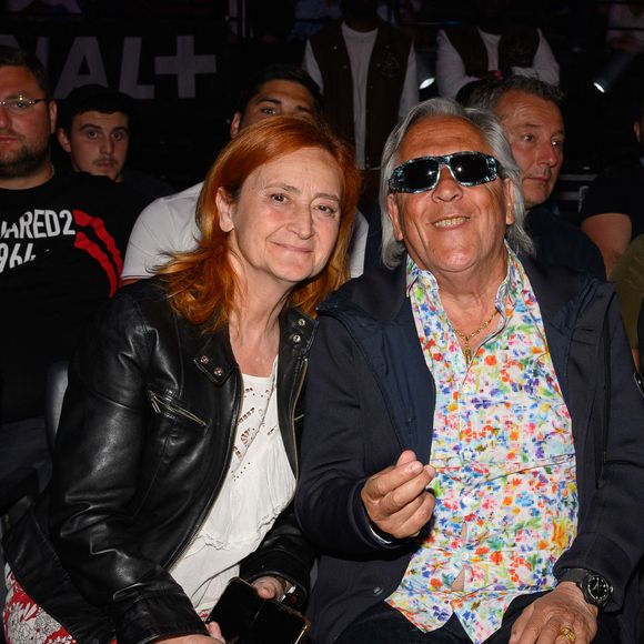 Gilbert Montagne et son épouse Nikole et Jean-Philippe Lustyc assistent au match de boxe international poids lourds entre le Français Tony Yoka et l'Anglais Martin Bakole à l'AccorHotels Arena le 14 mai 2022 à Paris, France. Photo par Laurent Zabulon/ABACAPRESS.COM