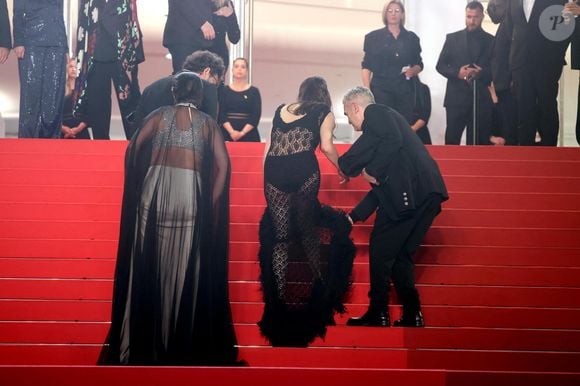 Noémie Merlant aide Marion Cotillard, avec sa robe, à monter les marches - Montée des marches du film " Roma elastica " lors du 79ème Festival International du Film de Cannes, le 20 mai 2026. © Jacovides-Moreau / Bestimage