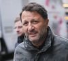 Après Cristina Cordula et Faustine Bollaert, Arthur voit lui aussi ses vacances perturbées par un problème de santé.

Arthur (Jacques Essebag) arrive à l'enregistrement de l'émission "2h de rire et de direct" au Paradis Latin à Paris