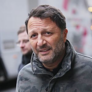 Après Cristina Cordula et Faustine Bollaert, Arthur voit lui aussi ses vacances perturbées par un problème de santé.

Arthur (Jacques Essebag) arrive à l'enregistrement de l'émission "2h de rire et de direct" au Paradis Latin à Paris