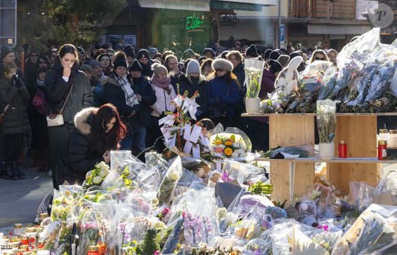 Les familles dévastées des victimes tuées dans l'horrible incendie du Nouvel An dans un bar de la station de ski suisse se sont rassemblées à Crans-Montana pour une messe commémorative le dimanche 4 janvier 2026. Après la messe, les proches des victimes de l'incendie du bar Le Constellation faisaient partie des plus de 2 000 personnes en deuil qui ont participé à une marche délibérément silencieuse dans les rues de la station de ski suisse. Ils ont pris part à la marche émotionnelle jusqu'au lieu de la tragédie, qui a fait au moins 40 morts et 119 blessés, où ils ont déposé des fleurs et des bougies dans un sanctuaire en pleine expansion à l'extérieur du bar. © Tim Merry/MirrorPix/Bestimage