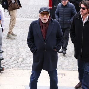 Gérard Darmon arrivant à la cérémonie funéraire de Rolland Courbis à l'église de la Madeleine à Paris, France, le 14 janvier 2026. Rolland Courbis, ancien footballeur français, entraîneur et commentateur médiatique au franc-parler, est décédé à l'âge de 72 ans. Photo par Jerome Domine/ABACAPRESS.COM