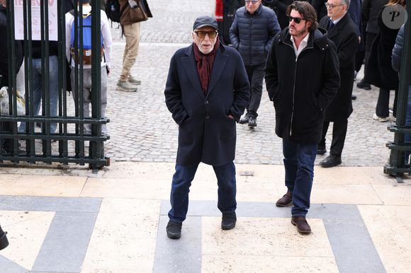 Gérard Darmon arrivant à la cérémonie funéraire de Rolland Courbis à l'église de la Madeleine à Paris, France, le 14 janvier 2026. Rolland Courbis, ancien footballeur français, entraîneur et commentateur médiatique au franc-parler, est décédé à l'âge de 72 ans. Photo par Jerome Domine/ABACAPRESS.COM