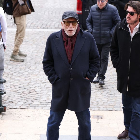 Gérard Darmon arrivant à la cérémonie funéraire de Rolland Courbis à l'église de la Madeleine à Paris, France, le 14 janvier 2026. Rolland Courbis, ancien footballeur français, entraîneur et commentateur médiatique au franc-parler, est décédé à l'âge de 72 ans. Photo par Jerome Domine/ABACAPRESS.COM