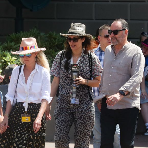 Exclusif -  Laeticia Hallyday, Jean Reno, sa femme Zofia Borucka - Laeticia Hallyday et ses filles Jade et Joy à Disneyland Paris avec la nounou Sylviane, le 26 juin 2019. (Agence /Bestimage).