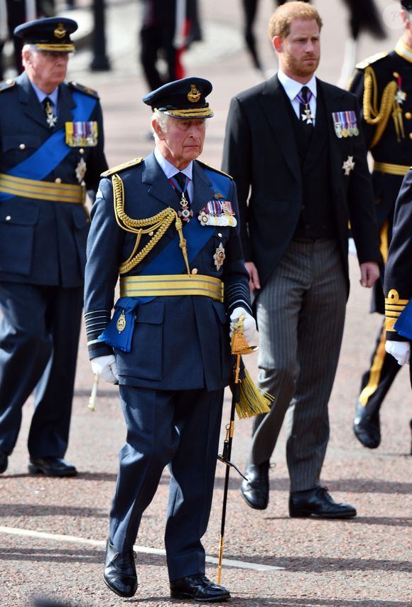 Le roi Charles III d'Angleterre, Le prince Harry, duc de Sussex - Procession cérémonielle du cercueil de la reine Elisabeth II du palais de Buckingham à Westminster Hall à Londres, où les Britanniques et les touristes du monde entier pourront lui rendre hommage jusqu'à ses obsèques prévues le 19 septembre 2022. Le 14 septembre 2022.  ©AGENCE / BESTIMAGE